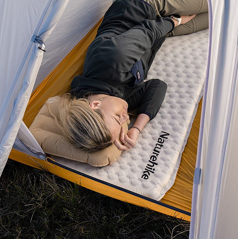 Самонадувающийся матрас сверхлегкий одноместный овальный Naturehike CNK2300DZ013, 35 мм, светло-серый